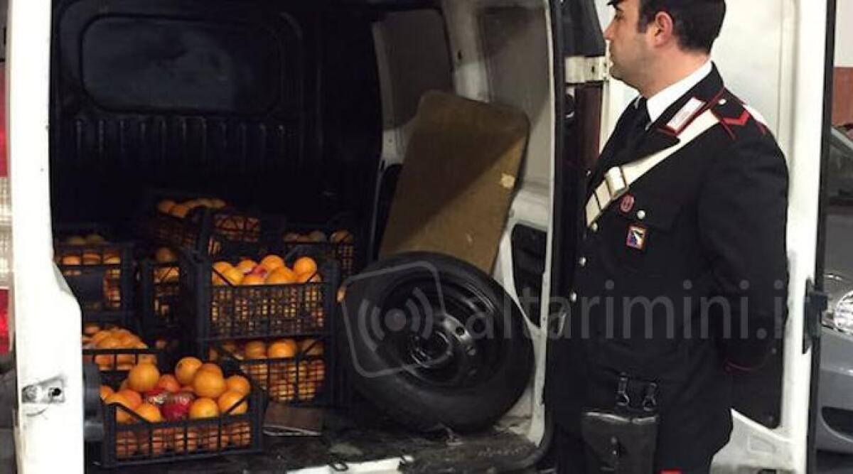 'Vuoi della arance', così napoletani con cassette di frutta avvicinavano e scippavano anziani -