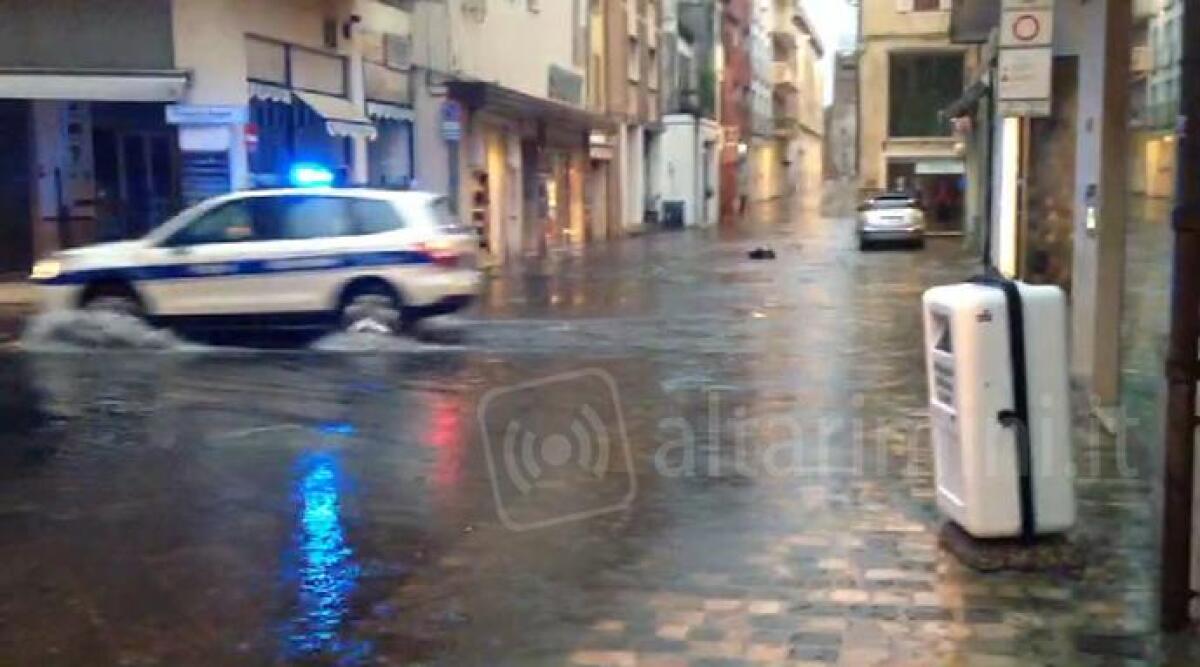 VIDEO: Nubifragio a Rimini, negozi allagati in centro storico e alberi caduti -