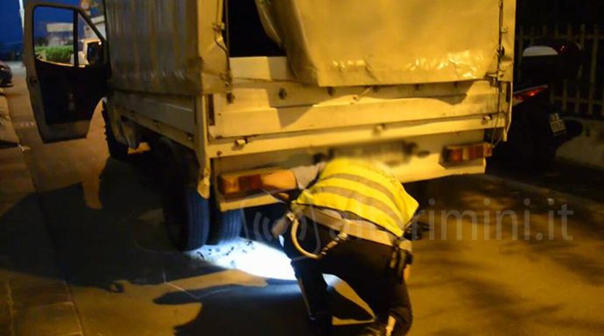VIDEO: travolto e schiacciato pedone da autocarro in manovra. L'incidente in via Donizetti a Riccione -