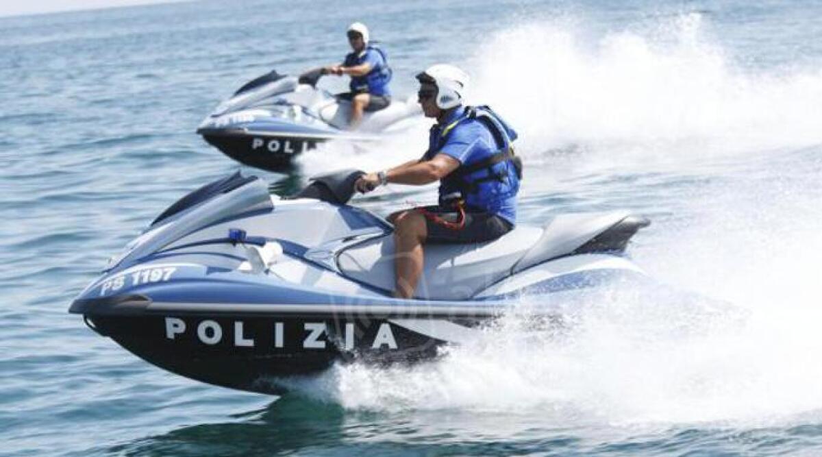 Torre Pedrera: la Polizia arriva dal mare a sorpresa, colti sul fatto numerosi venditori abusivi - 