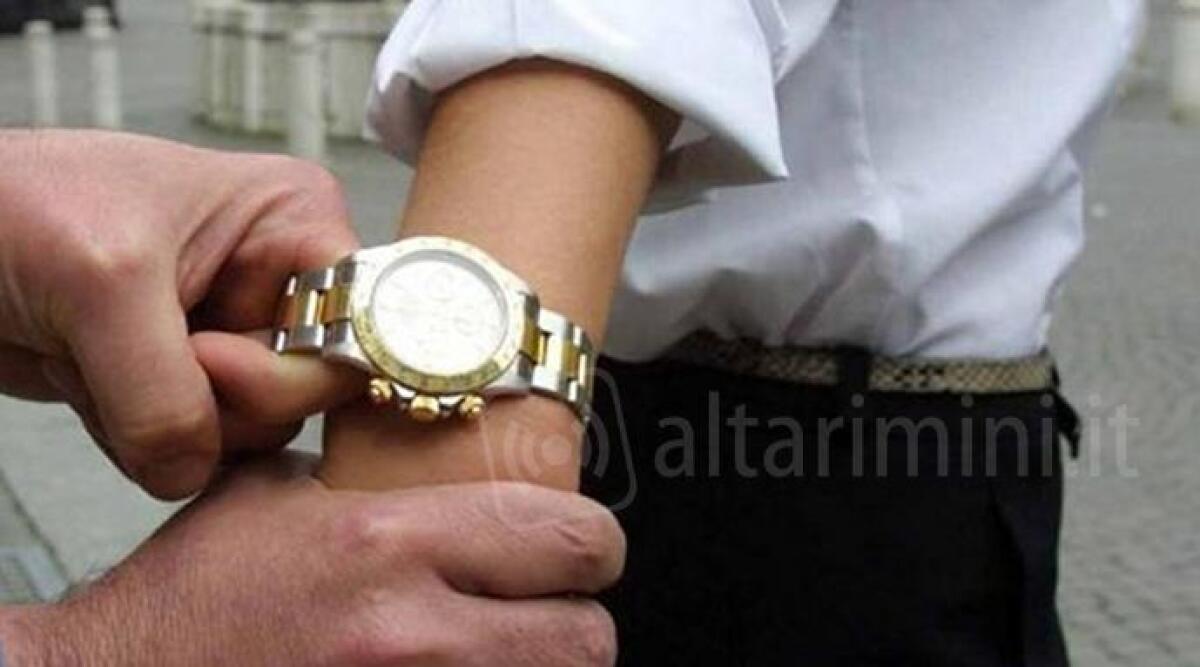 Scippatori in moto strappano dal polso un orologio griffato al turista in vacanza a Riccione - 