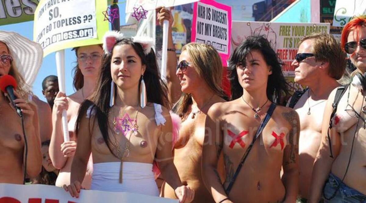 Sfilano donne nude a Riccione, in piazza Roma per il topless day sotto lo sguardo dei turisti - 