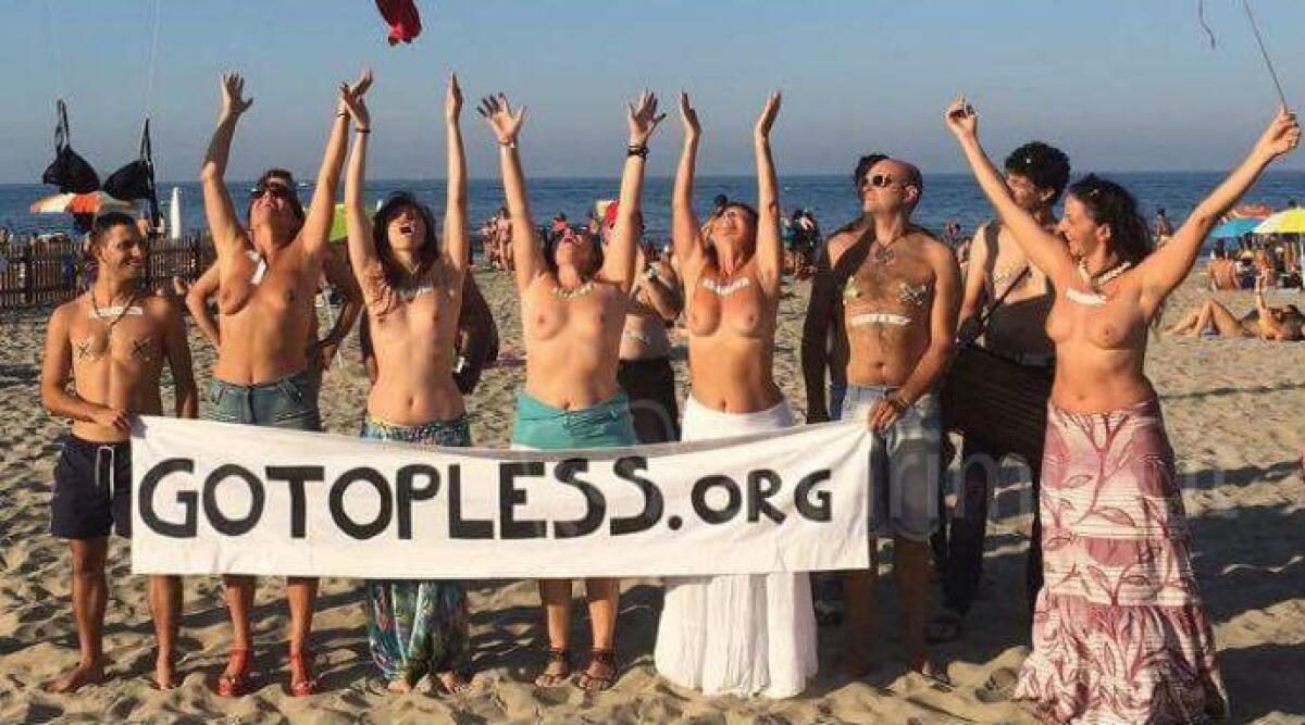 FOTO: niente clamore a Riccione per il flash mob in topless, reggiseni in cielo con i palloncini - 