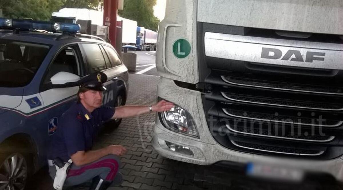 Camion rischia di schiantarsi in A-14: un altro mezzo perde olio e oscura la vista al conducente - 