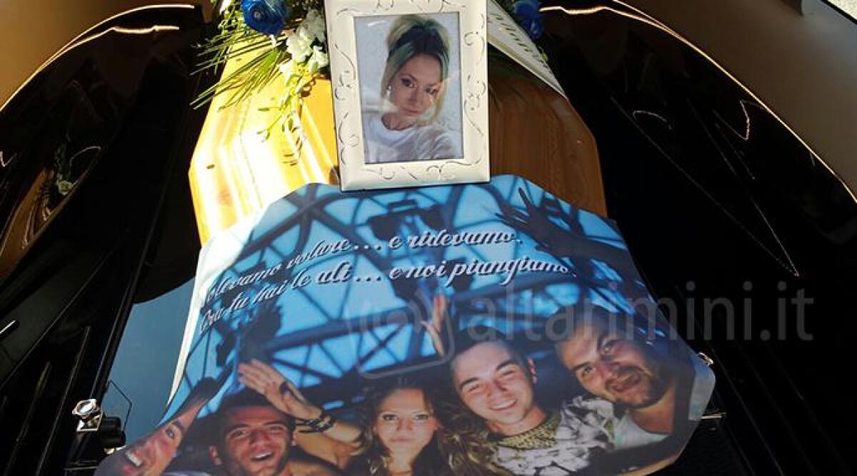 I funerali a Riccione di Tetyana, morta in un incidente. Le lacrime del parroco Don Giorgio - 