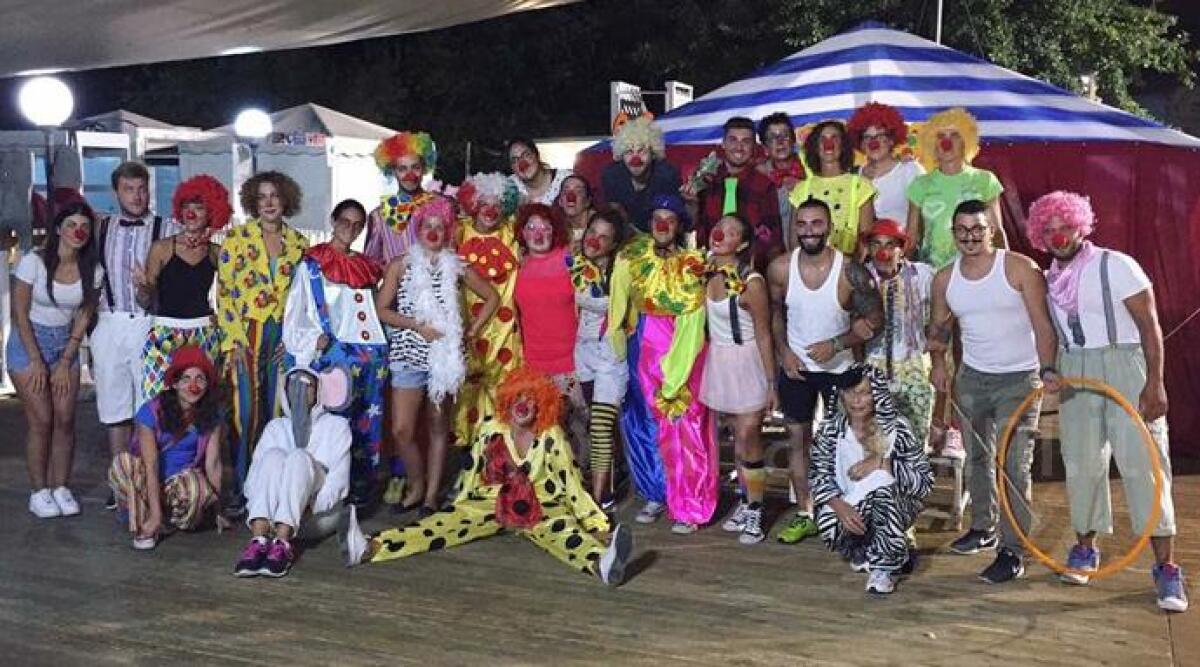 Garden, 500 persone alla festa di fine estate: tanto divertimento con il party a tema circo - 