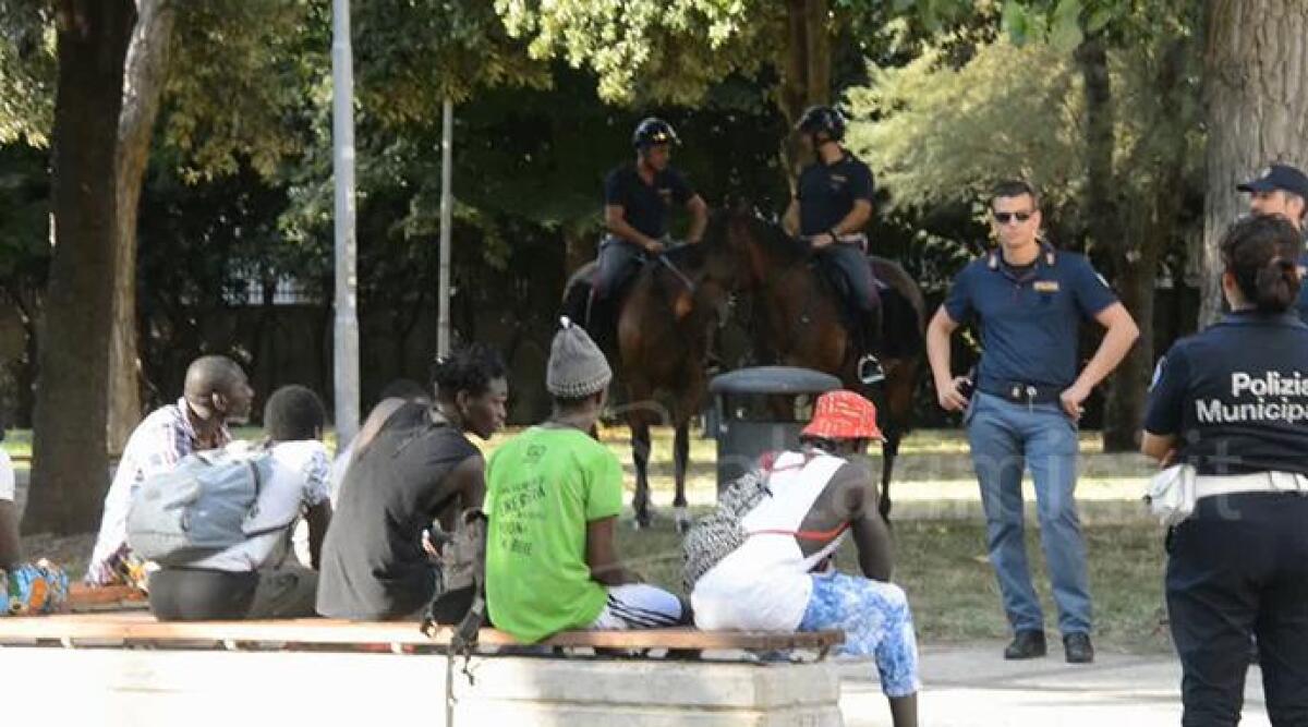 VIDEO: inveisce contro agenti, scattano i controlli. Parco setacciato a fondo dalle forze dell'ordine -