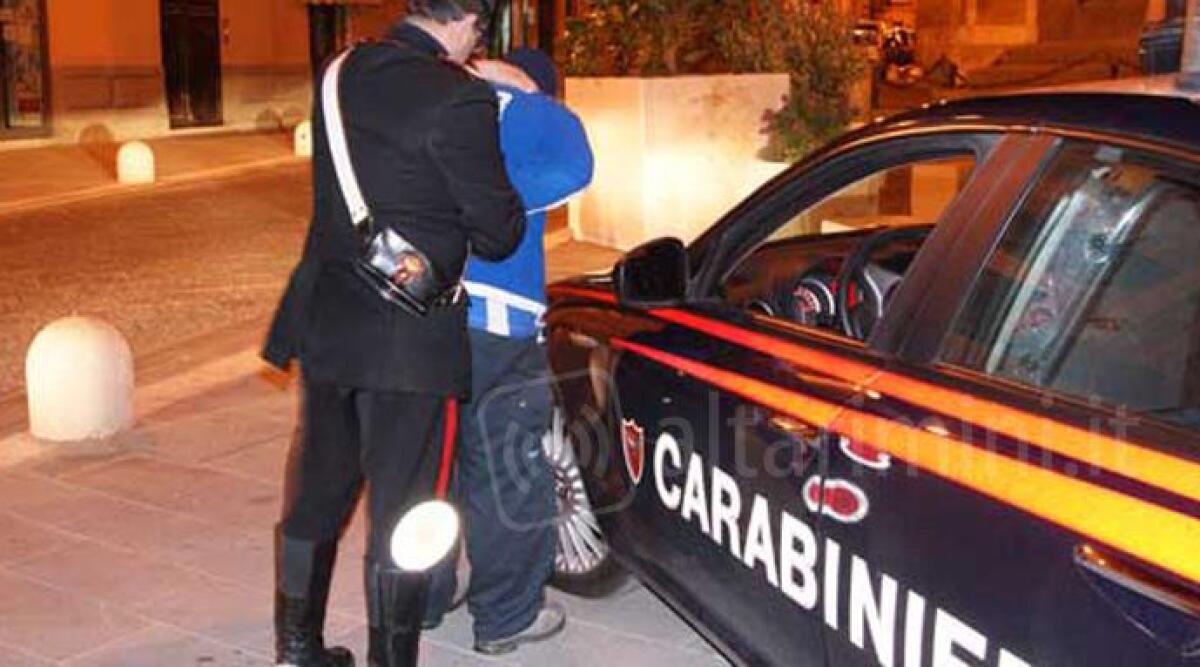 58enne di Rimini d&agrave; di matto alla vista dei Carabinieri, volano calci e pugni: arrestato - 