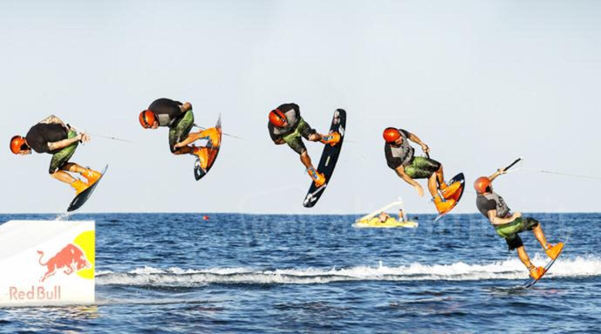 Riccione, grande spettacolo con gli sport 'estremi': show sull'acqua con lo snowboard - 