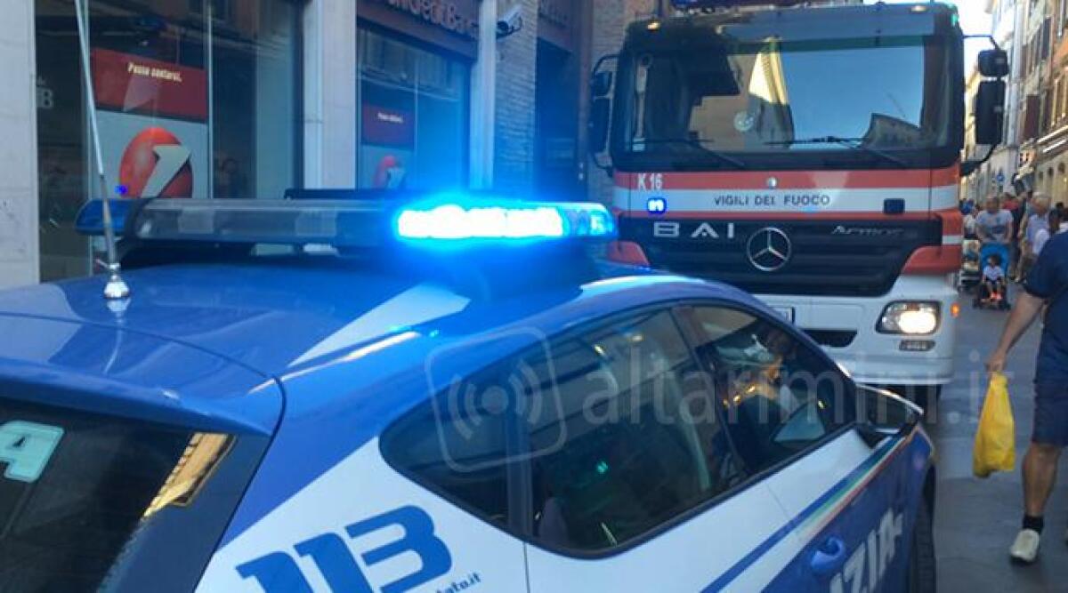 VIDEO: forte odore di bruciato in centro storico a Rimini, arrivano i vigili del fuoco - 