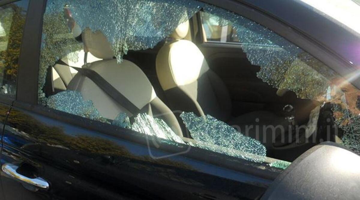 Trova il finestrino della propria auto rotto. Gli portano via una borsa, ma &egrave; vuota - 