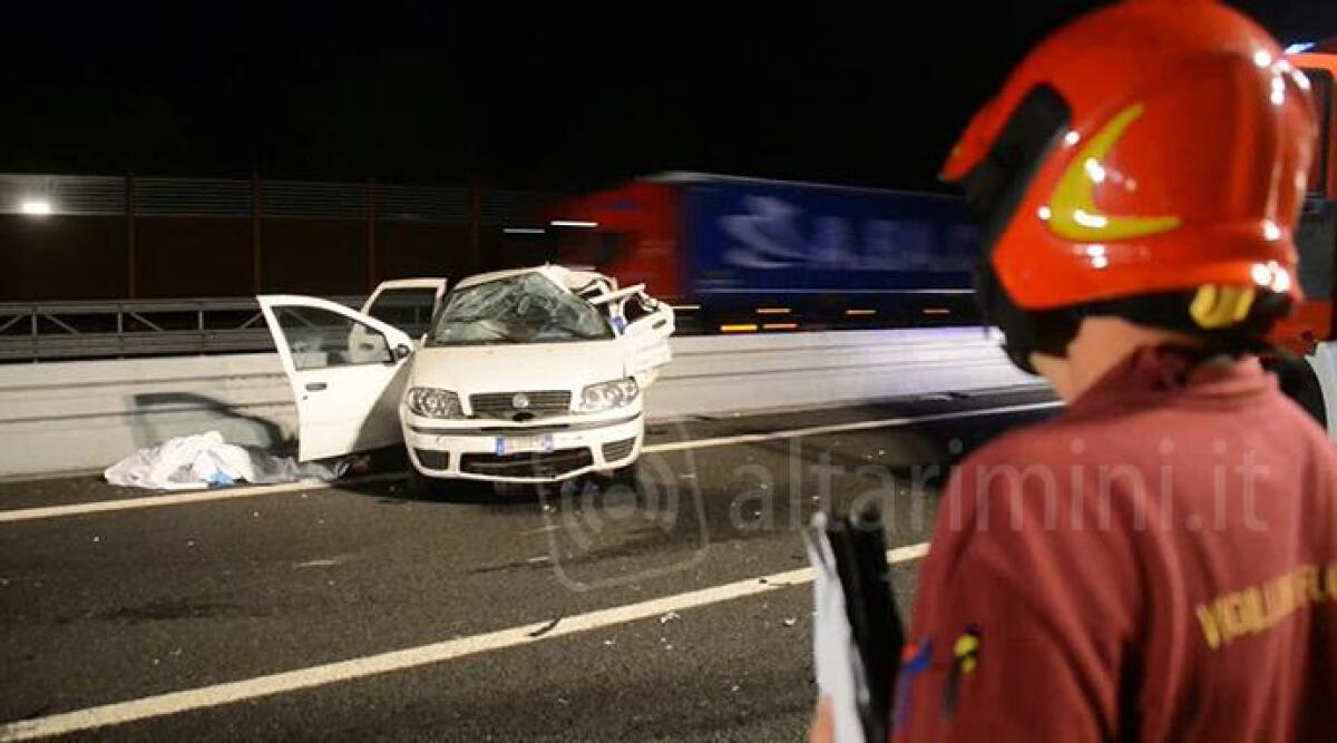 VIDEO: Rimini, scontro nella notte tra due auto in A14. Un morto e 4 feriti tra cui un bimbo di 8 anni -