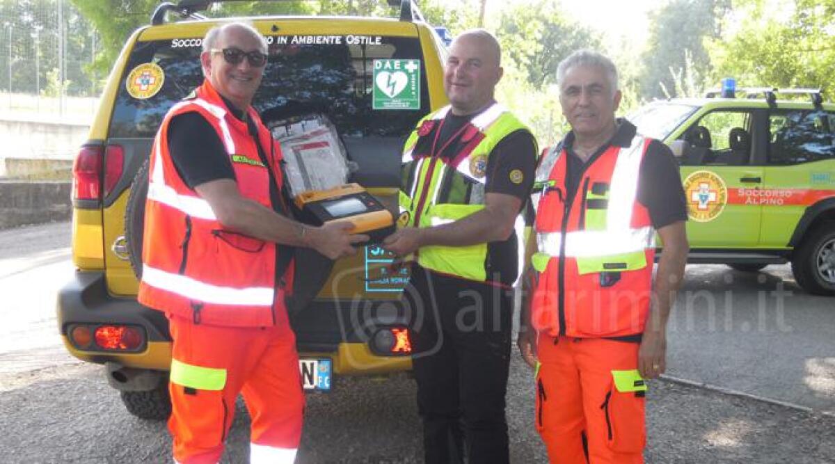 Novafeltria: Croce Verde dona defibrillatore al Soccorso Alpino per fuoristrada usato in Valmarecchia -