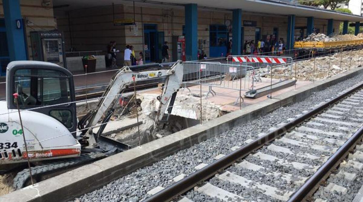 Lavori notturni di demolizione alla stazione treni Riccione, stop al cantiere dal 15 al 22 agosto - 