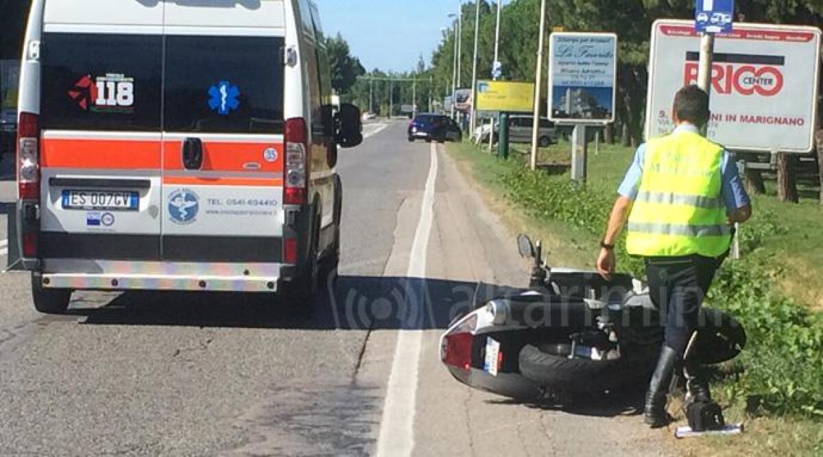 Ancora incidenti, a Riccione sulla Statale auto contro scooter: in ospedale padre e figlio 14enne - 