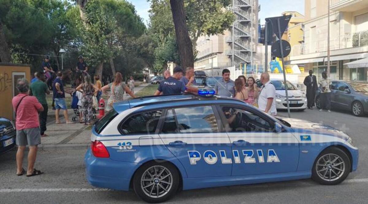 Polizia setaccia i parchi di Rimini a caccia di balordi e droga, ringraziamento di turisti e cittadini - 