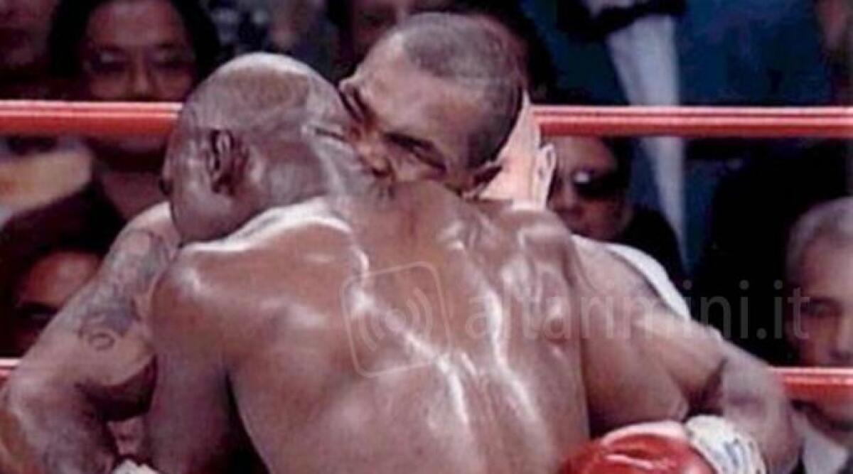 Come Tyson con Holyfield, aggredisce animatore del camping e gli strappa l'orecchio a morsi - 
