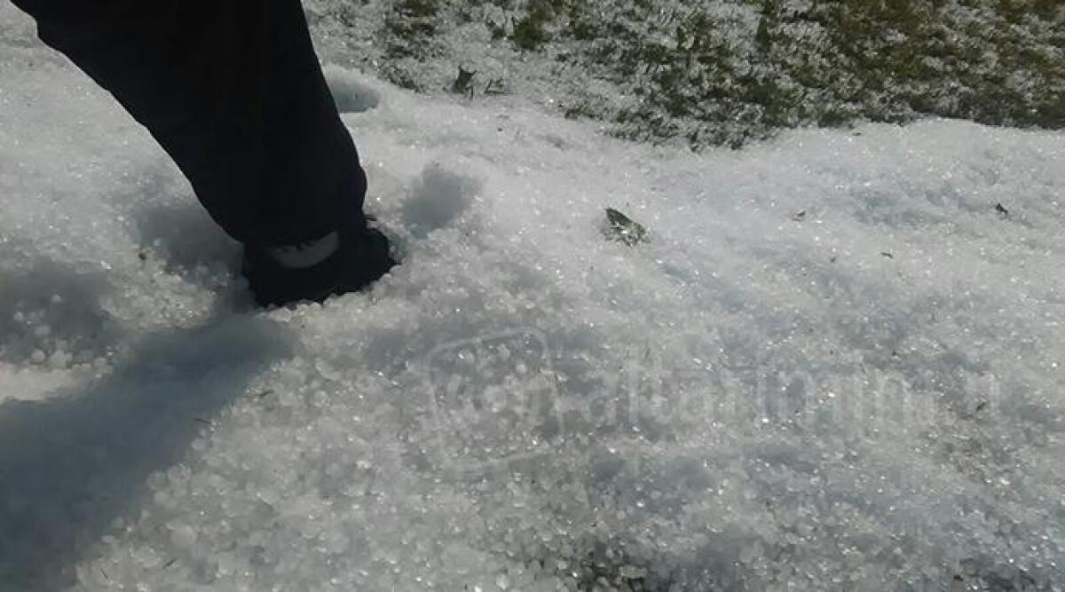 VIDEO: pazza grandinata si abbatte sull'entroterra di Rimini, Maiolo bianca come se fosse neve -