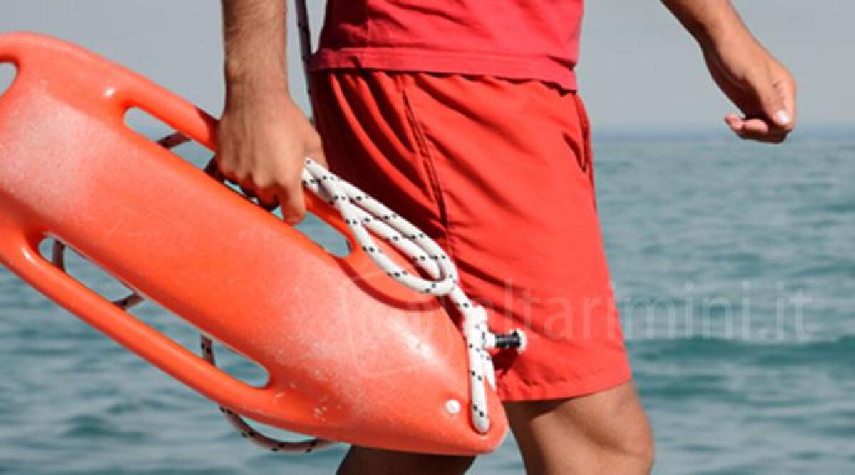 Lancia allarme per marito disperso in mare: "E' affogato". Ma lui era tranquillo sulla passeggiata - 