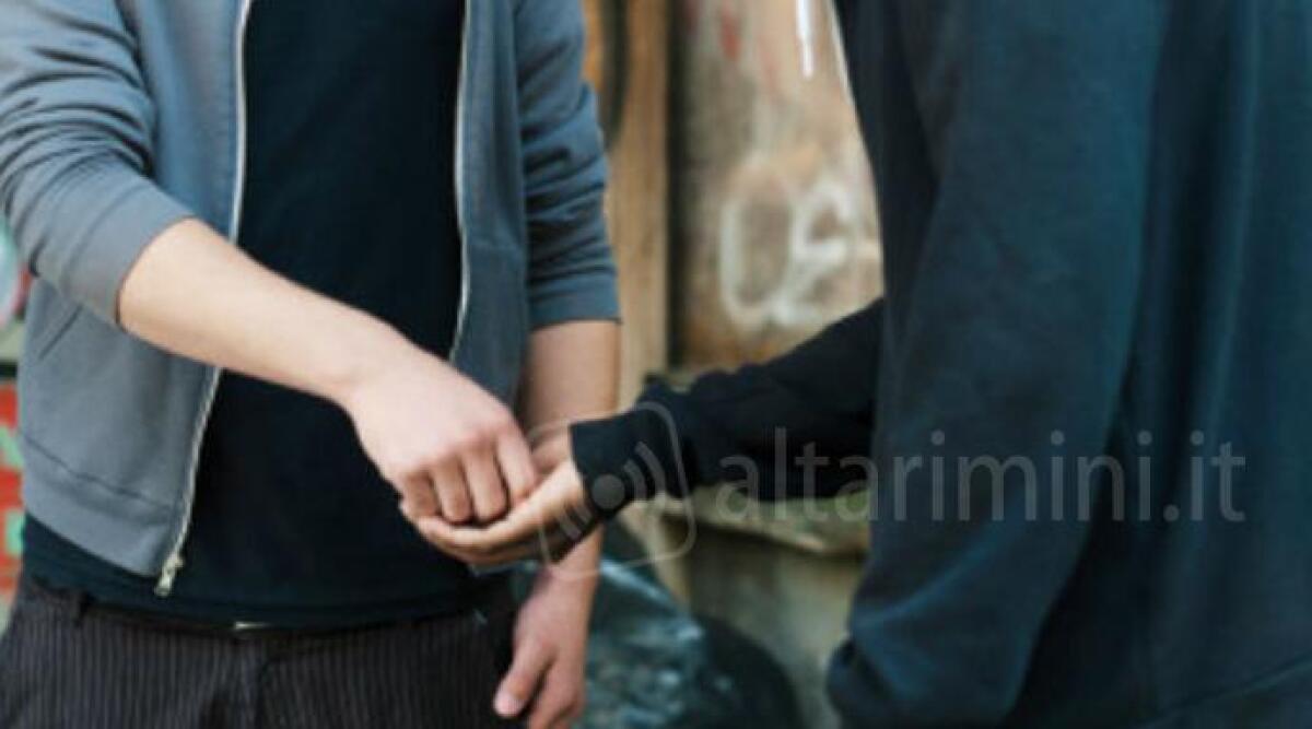 All'ingresso del Cocoric&ograve; offre ai giovani la droga dello sballo, fermato con 33 dosi di ecstasy - 