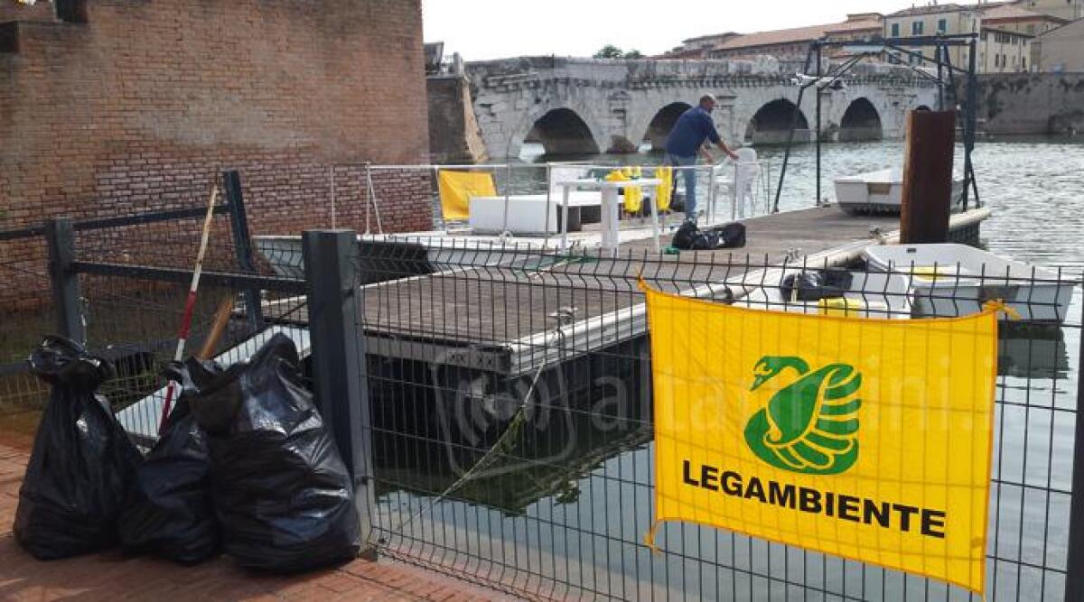 Rimini, in barca per raccogliere rifiuti in mare: torna l'iniziativa di Legambiente - 