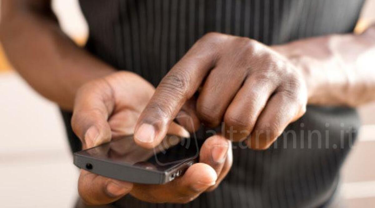 Ladri di cellulare in azione in spiaggia a Rimini, busta con cinque telefoni nascosta tra gli scogli - 
