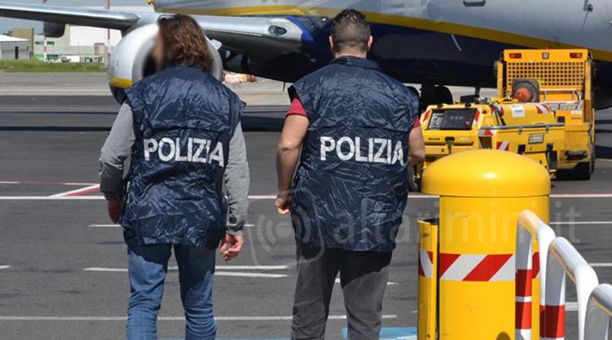 Rimini: poliziotto finto malato, risultava assente sul lavoro ma andava in vacanza all'estero - 