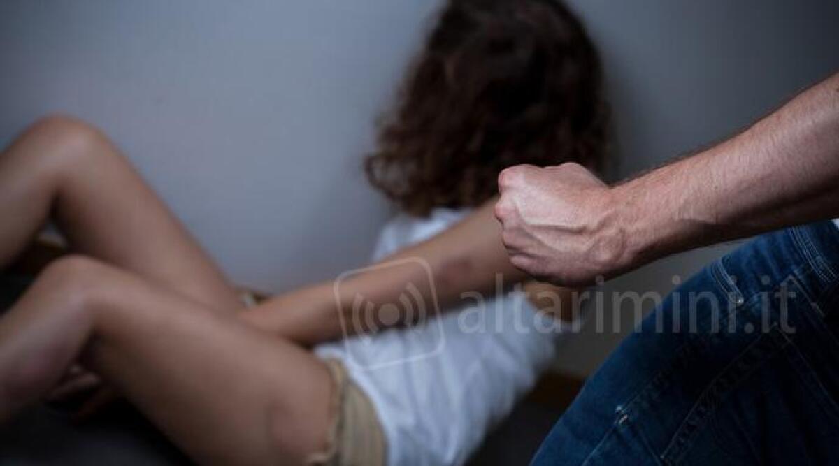 Violentata e ripresa con il cellulare: costretta a sesso estremo sotto minaccia rapimento figlia - 