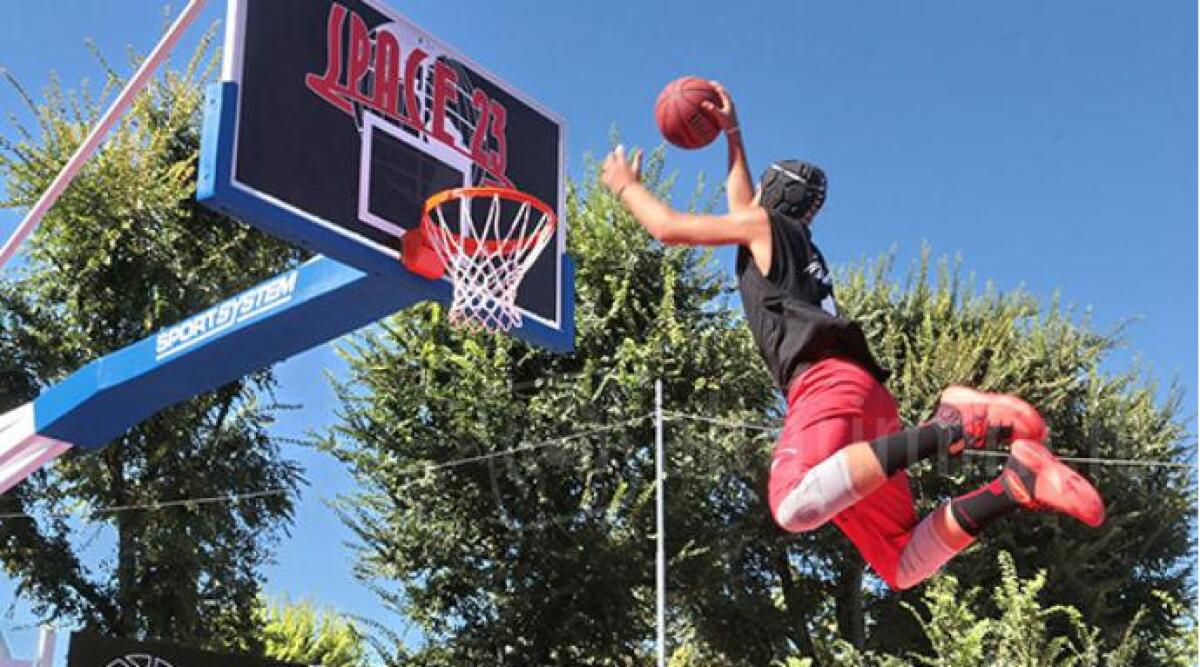 Slamball, si vola con lo sport all'Aquafan, in campo tappeti elastici e canestri - 