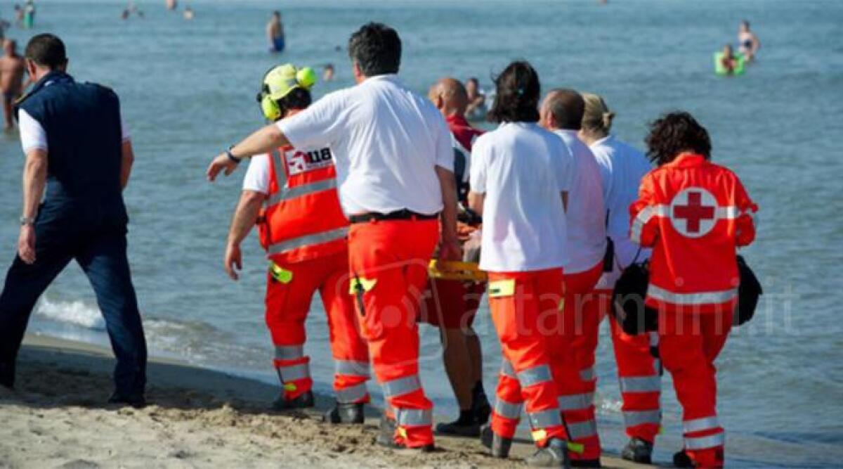 Malore in spiaggia al bagno 64 di Rimini, apprensione per un 74enne ricoverato in ospedale - 