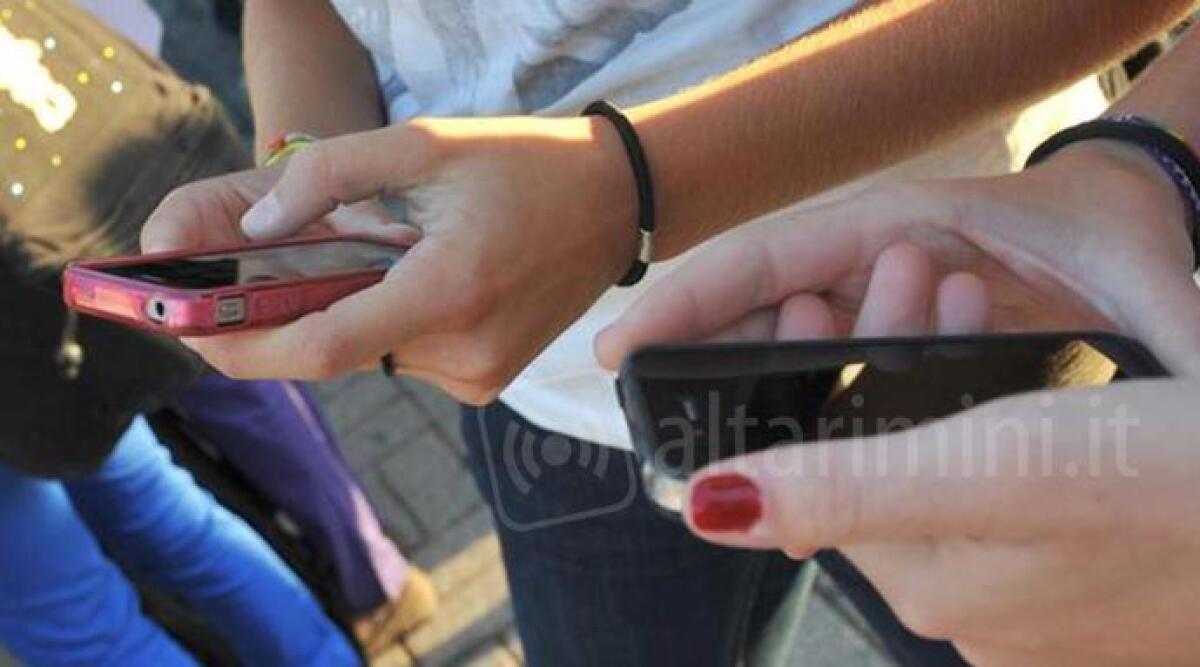 Stuprata in bagno, 22enne indagato. La scena finisce su "Whatsapp", amiche rischiano denuncia - 