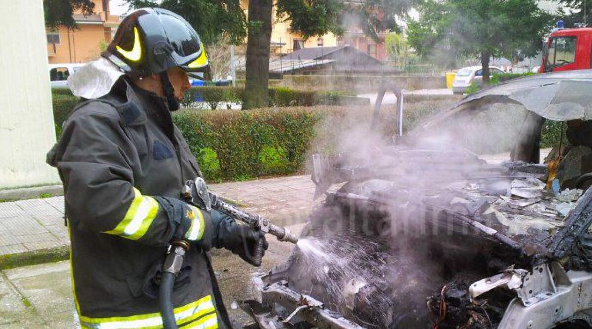 Auto contro muretto prende fuoco: tragica morte di un 43enne Carabiniere padre di tre figli - 