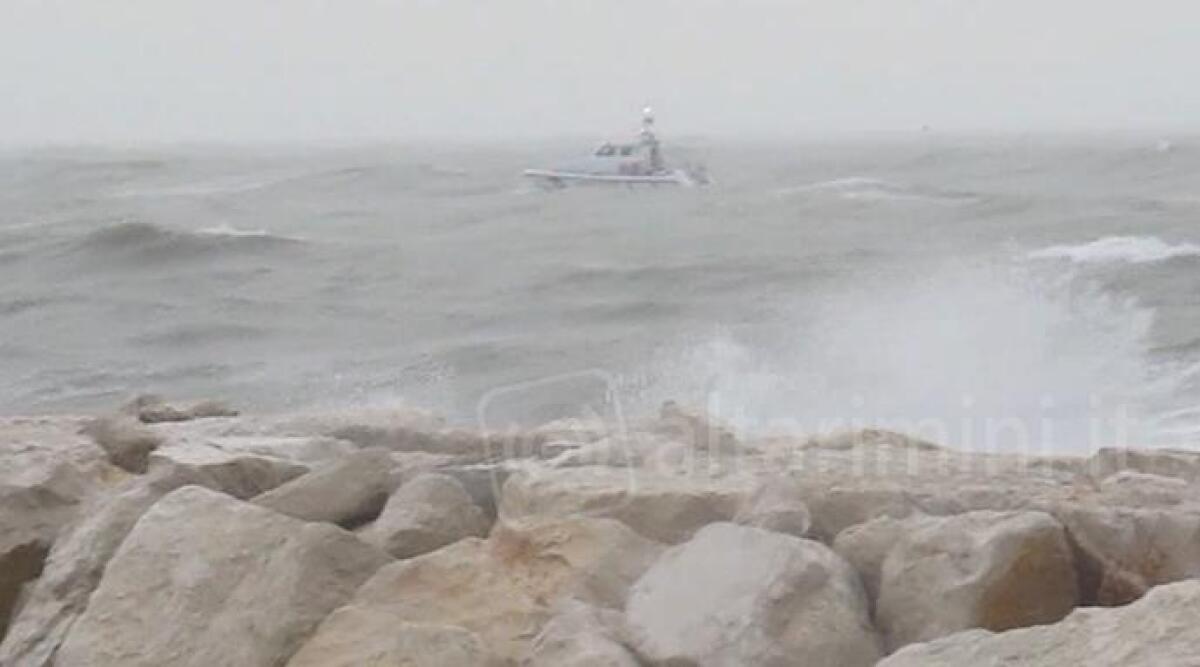 Allerta meteo su Rimini e costa per vento forte, raffiche fino a 70 km/h e alte onde marine - 