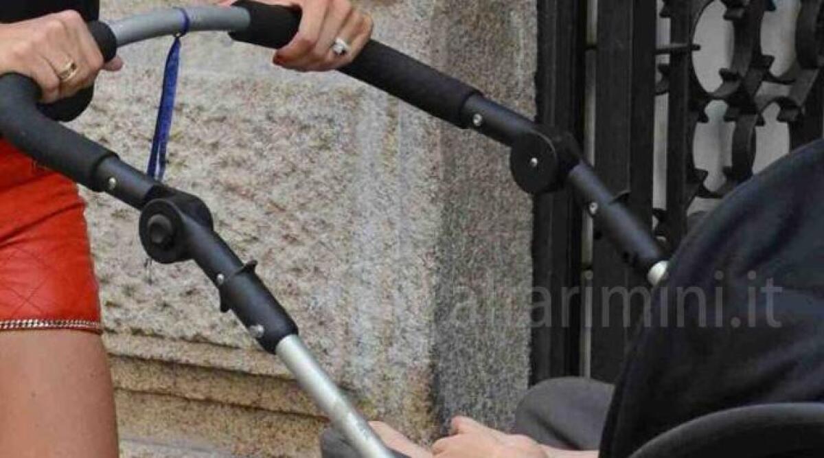 Mamma riminese va a rubare in farmacia col beb&egrave; e nasconde il bottino nel passeggino - 