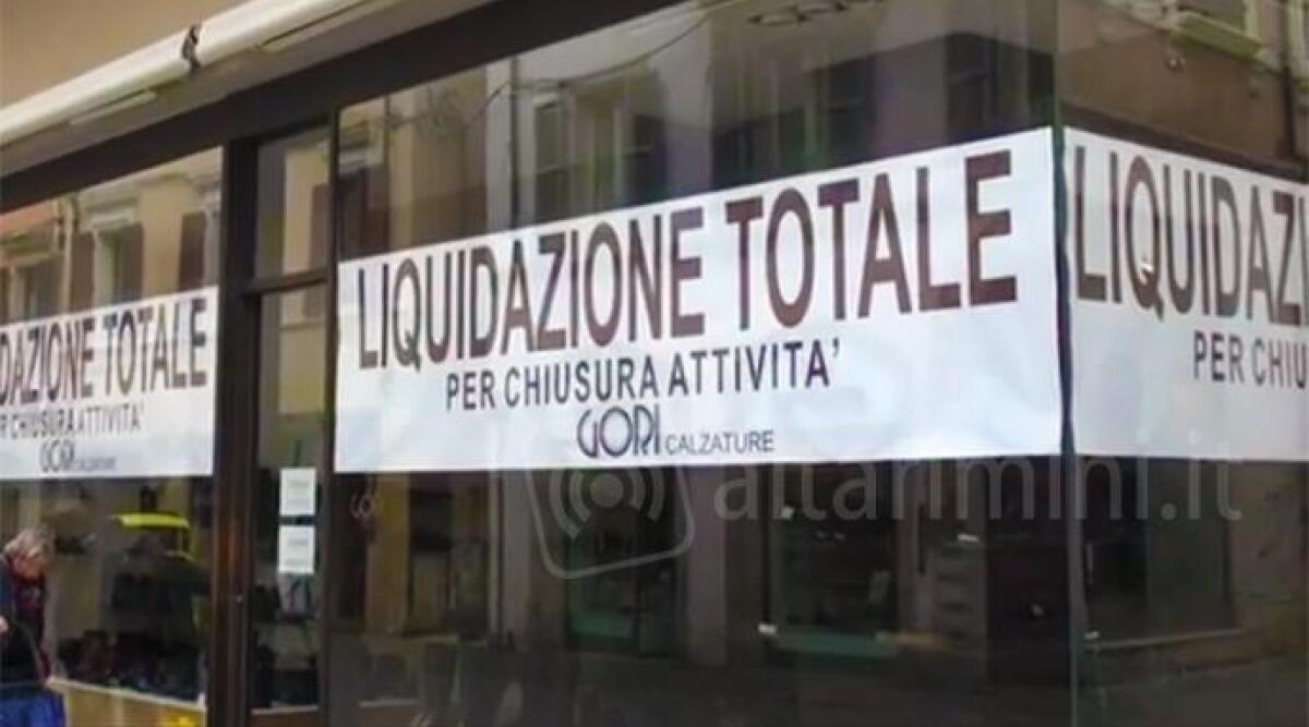 VIDEO: chiude Gori Calzature, addio a un altro negozio storico. Per la gente "siamo alla frutta" -