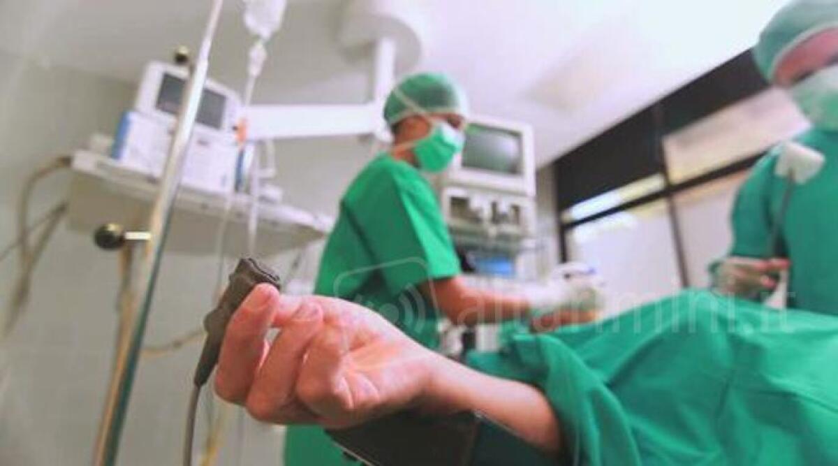 Ago fuoriuscito durante esame, medico anestesista aggredito dal padre di una piccola paziente -