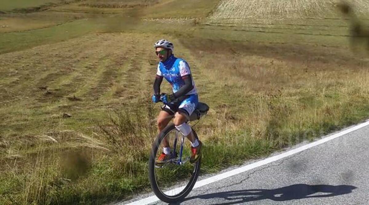 In tre giorni percorre 235 km in monociclo, impresa del funambolo riminese Meluzzi per Amatrice - 