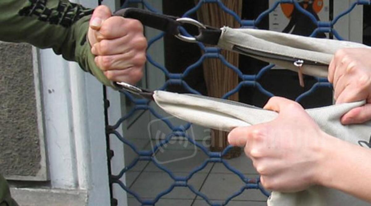 Scippano la borsa dal cestino di una bici, la Municipale insegue e blocca due ragazzi a Rimini - 