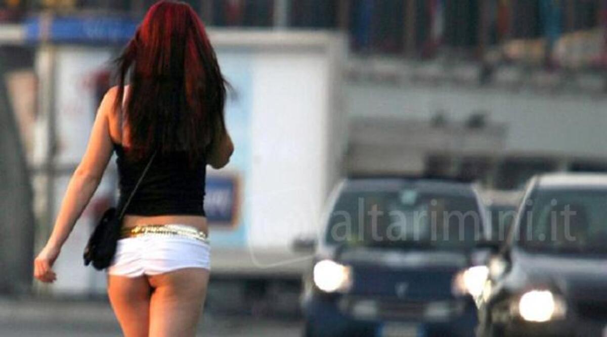 Sesso in strada, circa 300 le multe da inizio anno: 10 clienti e 5 prostitute sanzionate - 