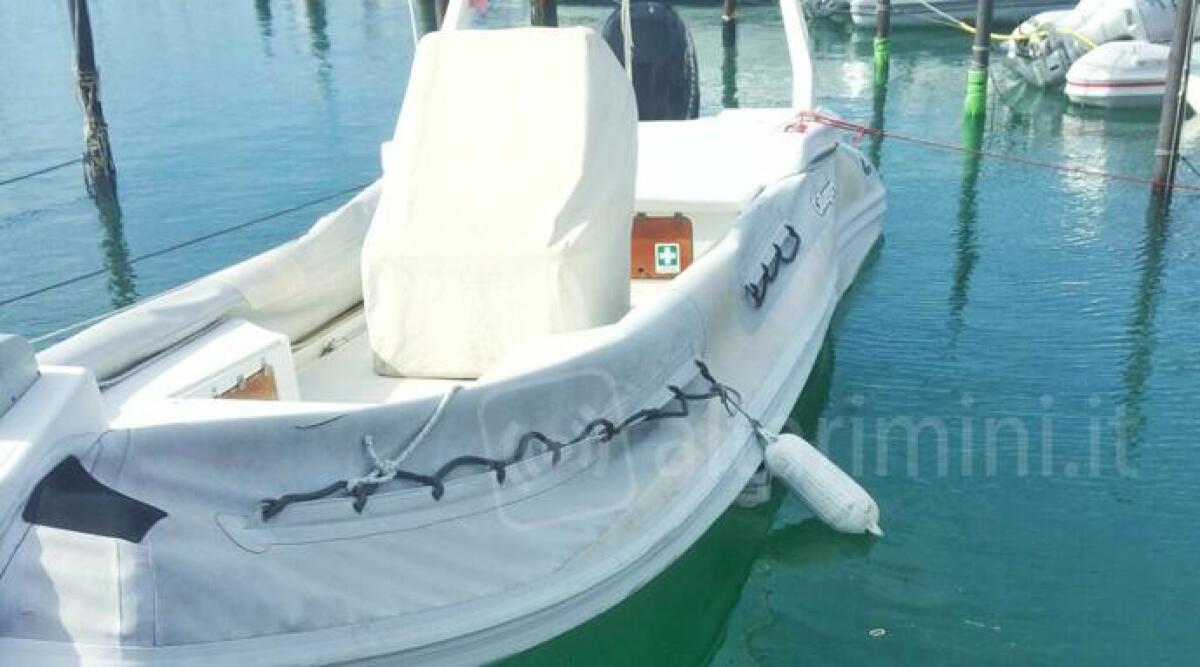 I vandali del porto di Rimini colpiscono ancora: tagliato gommone dei volontari soccorso in mare - 