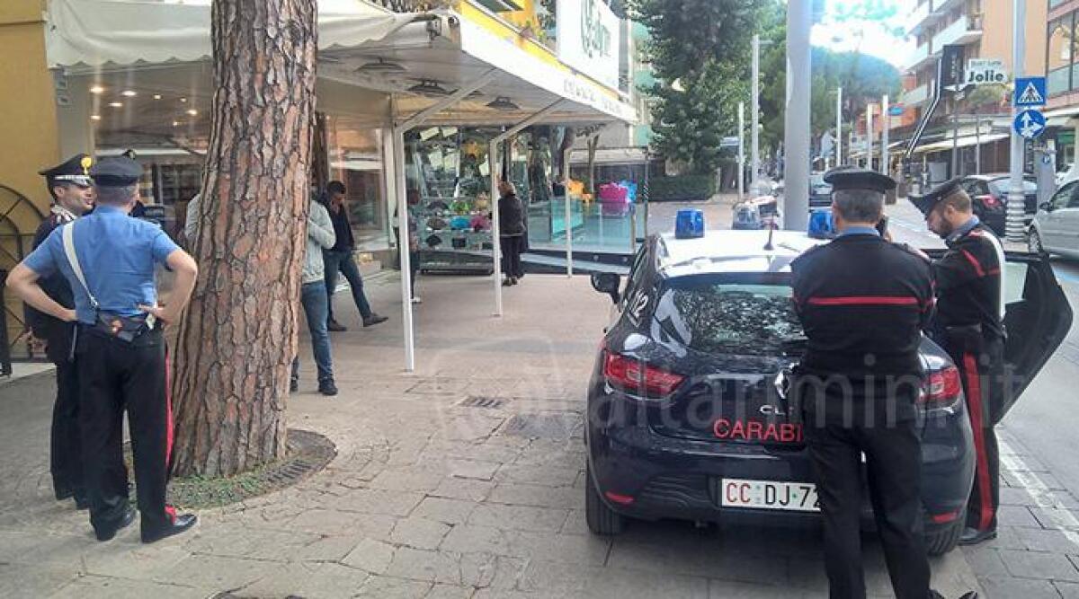 Riccione, in viale Dante un altro femminicidio: strangola la ex, poi si costituisce ai Carabinieri - 