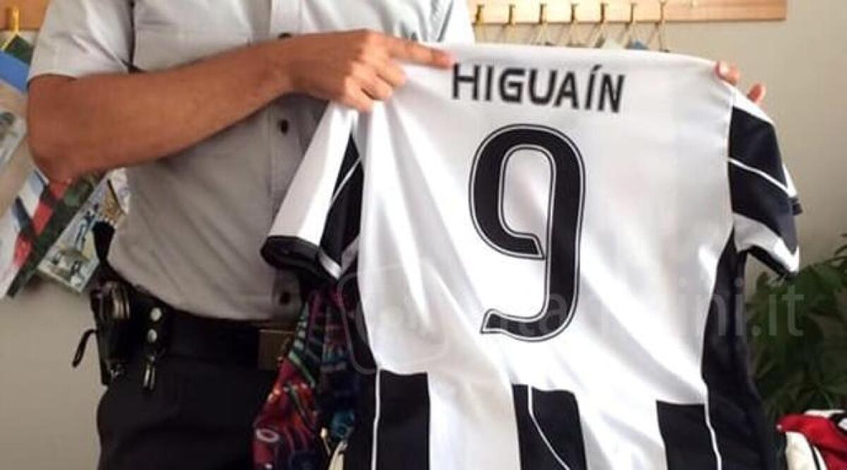 Maglie da calcio tarocche prodotte in Provincia di Rimini: due denunce, sequestrati 14000 pezzi - 