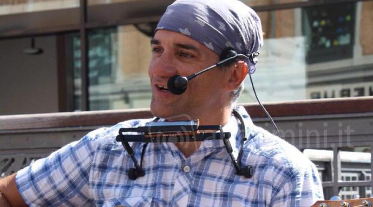 Multe salate a Rimini per gli artisti di strada che usano gli amplificatori, scoppia la polemica - 