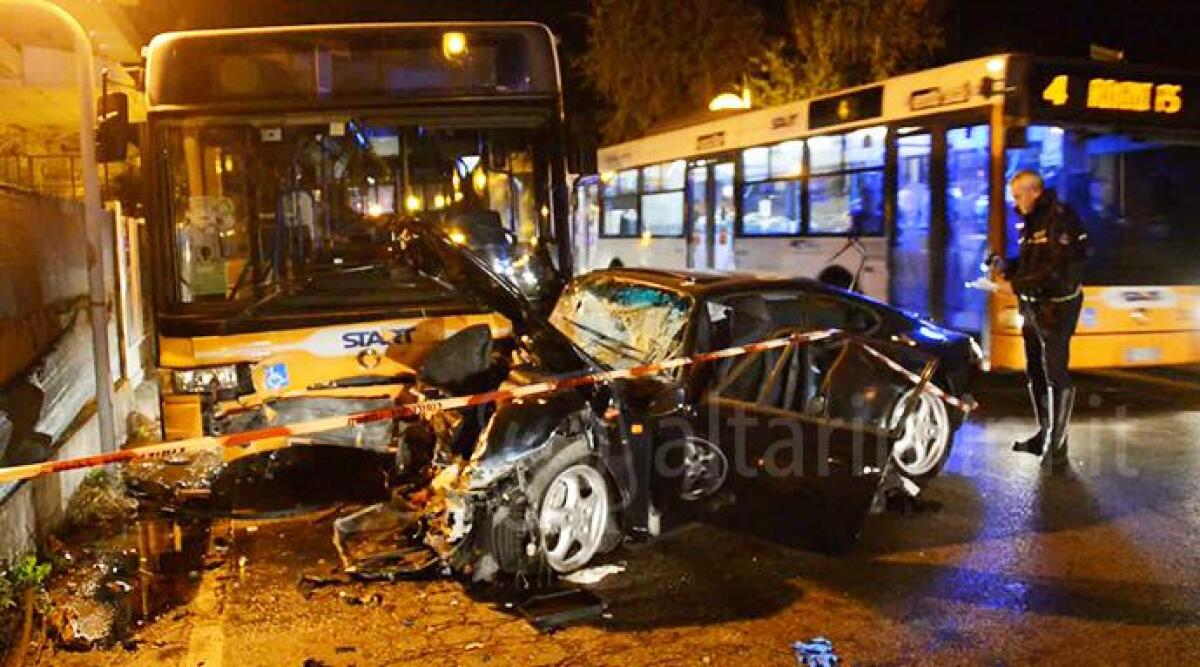 VIDEO: frontale a Rivabella, Porsche finisce contro l'autobus della linea 4. Grave l'automobilista - 