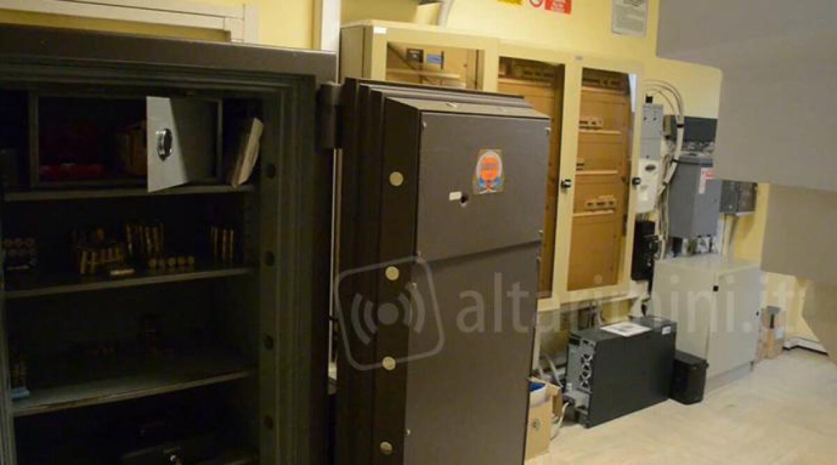 VIDEO: rapina in banca, entrano di notte e aspettano impiegati. Svuotano caveau e bancomat - 