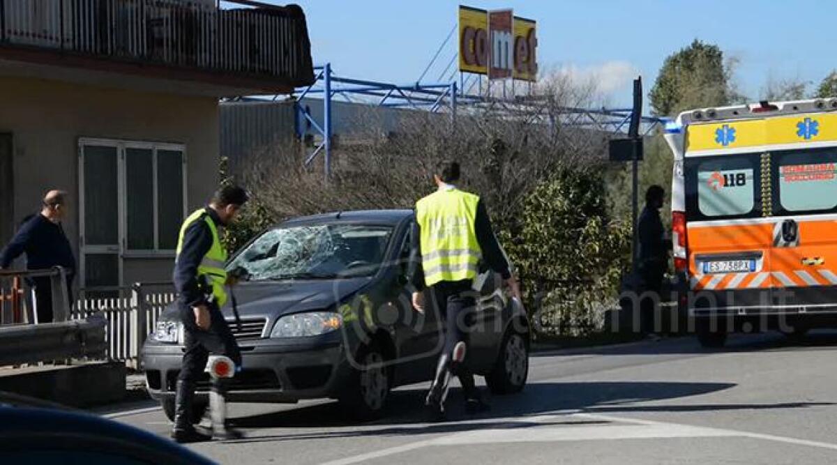 VIDEO: grave incidente a Riccione sulla Statale, tre pedoni investiti da un'auto. Interviene elisoccorso - 