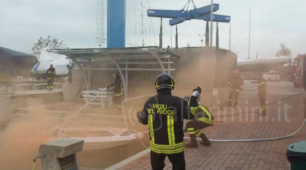 Imbarcazione a fuoco, ferito a bordo: esercitazione a Portoverde della Guardia Costiera di Cattolica - 