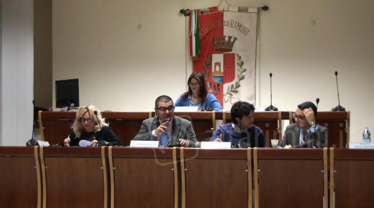 VIDEO: servizi educativi, scintille in consiglio. Genitori e insegnanti presenti per dire no alla riforma -