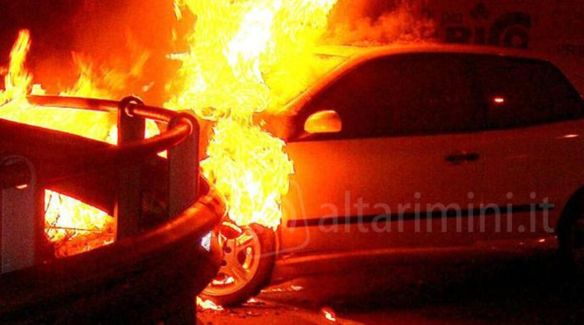 Bellaria Igea Marina, bruciata auto di una donna. Rogo forse doloso, indagano i carabinieri - 