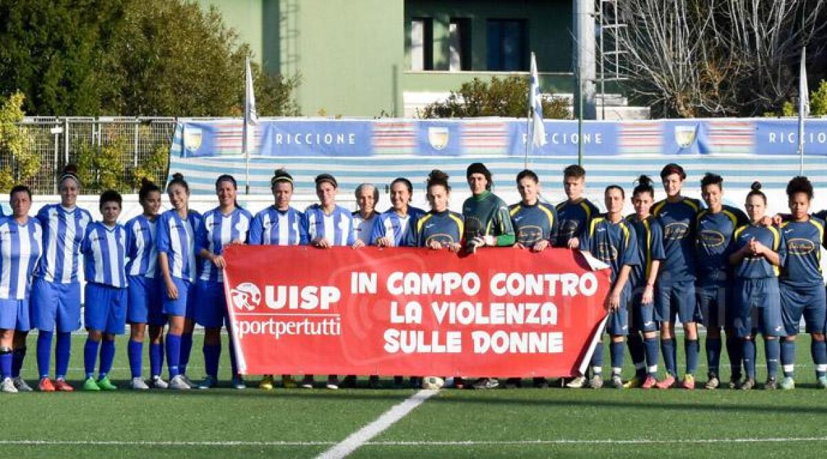 Calcio Femminile. larga vittoria di Riccione con Santarcangelo. Striscione per dire no alla violenza delle donne - 